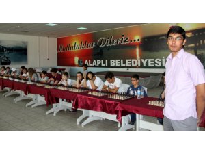 ZEKA KÜPÜ 15 KİŞİYİ AYNI ANDA YENDİ