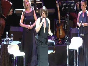 SEZEN AKSU ve KARDEŞ TÜRKÜLER BİRLİKTE KONSER VERDİ