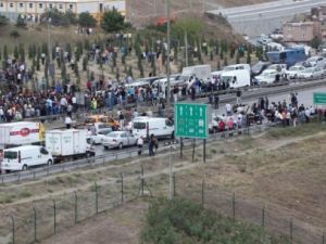 Eylemci İşçiler Tem'i Kapattı