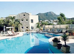 ÜNLÜ OYUNCU DENİZE ÇIRILÇIPLAK GİRDİ