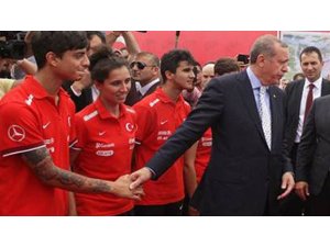 GENÇ SPORCU'DAN ERDOĞAN'A DÖVME ÇIKIŞI