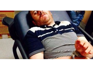 TÜRK BAYRAĞINI İNDİRMEYE ÇALIŞAN KİŞİNİN ŞÜPHELİ ÖLÜMÜ