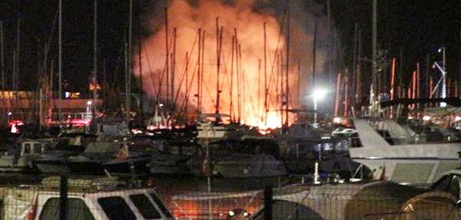 KADIKÖY YAT LİMANINDA ALEVLİ GECE