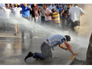 İŞLERİNİ GERİ İSTEYEN İŞÇİLERE ACIMASIZ MÜDAHALE