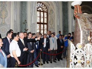 İHSANOĞLU'NDAN ELEŞTİRİLERE ESPRİLİ YANIT