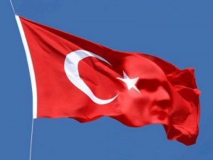 FLAŞ HABER! TÜRK BAYRAĞINI İNDİRMEYE ÇALIŞAN KİŞİ VURULDU!