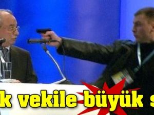Türk Vekile Silahlı Saldırı!