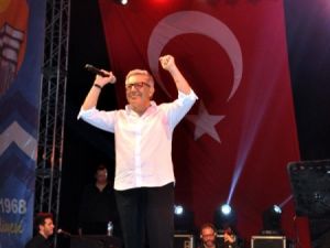 Zülfü Livaneli'ye Konserde Saldırı