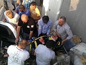 OTOMOBİL BODRUM BOŞLUĞUNA DÜŞTÜ; 3 YARALI
