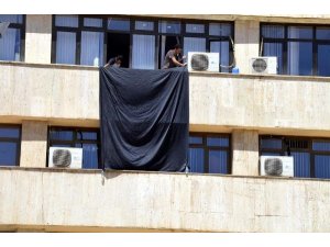 BELEDİYEDEN SİYAH BAYRAK