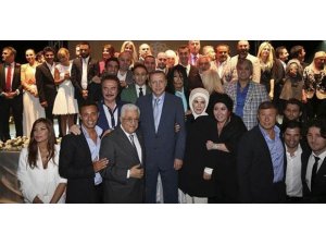 ERDOĞAN'IN ÜNLÜLERİ İFTARA AKIN ETTİ!