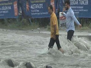 ÜSKÜDAR MEYDANI YİNE SULAR ALTINDA