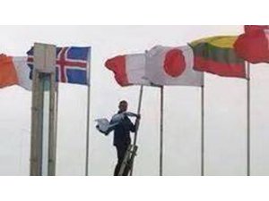 İSRAİL BAYRAĞINI İNDİRDİ