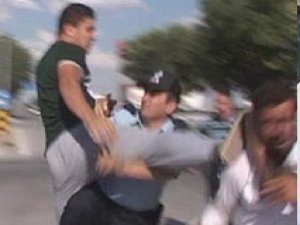 POLİS LİNÇTEN ZOR KURTARDI