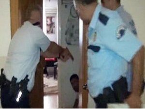 KADINA ŞİDDET UYGULAYAN ADAMA POLİS SEVGİSİ