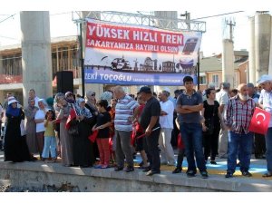 O KADAR SAAT BEKLEDİLER, YHT DURMADAN GEÇTİ.