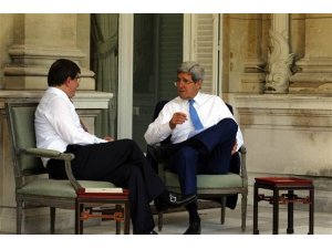 KERRY DÜNYA LİDERİNİ HİÇ SALLAMADI