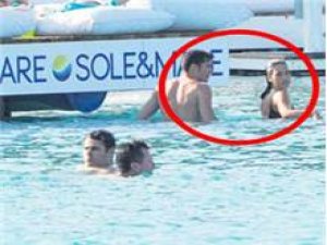 ZEHRA ÇİLİNGİROĞLU DENİZDE BÖYLE GÖRÜNTÜLENDİ