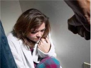 KARISI BİLGİSAYAR EKRANINI ÇİZDİ DİYE...