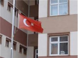 TÜRK BAYRAĞINI GÖNDERE ÇEKMİYORLAR!