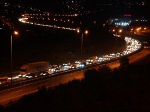 DÖNÜŞ TRAFİĞİ BAŞLADI, YOLLAR VE FERİBOT İSKELESİ DOLDU
