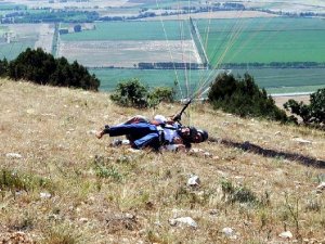 VALİ YERLERDE BÖYLE SÜRÜKLENDİ