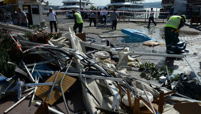 İETT OTOBÜSÜ DURAĞA ÇARPTI