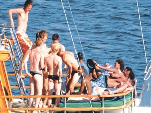 EGE'YE GAY VE LEZBİYEN AKINI