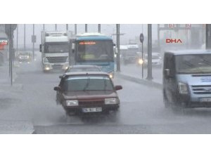 İSTANBUL'DA ŞİDDETLİ SAĞANAK YAĞMUR