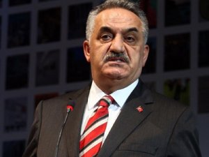 BAKAN YAZICI YAĞMURDA MAHSUR KALDI
