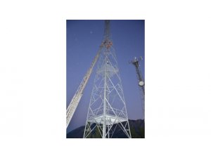 İÇKİ ALMAK İÇİN BAZ İSTASYONUNA ÇIKTI, 35 METREDE SIZDI KALDI!