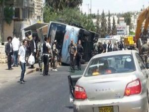 İNŞAAT KEPÇESİYLE OTOBÜSE SALDIRDI