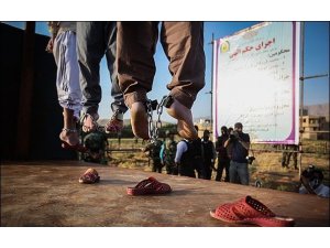 TECAVÜZCÜLERİ HERKESİN ÖNÜNDE İDAM ETTİLER!