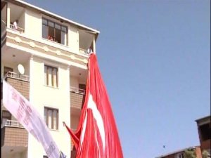 TÜRK BAYRAĞI İNDİRİP AKP BAYRAĞI SALLADILAR