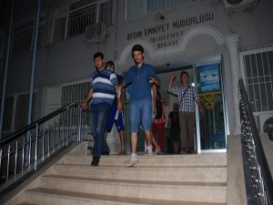 CAFEDE OTURAN GENÇLERE GÖZALTI