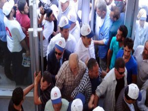 BANKADA ERDOĞAN'A BAĞIŞ İZDİHAMI