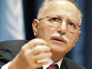 İHSANOĞLU'NUN EKİBİNE SALDIRI