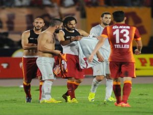 TRİBÜNLERDE ARDA TURAN KAVGASI