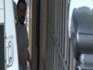 ELİNDE TESPİHLE BAĞIRDI: MÜNAFIKLAR YARGILANACAKLAR