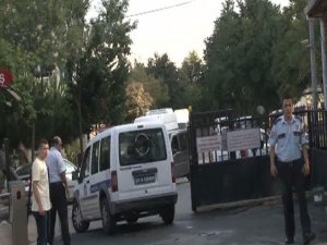 MESLEKTAŞLARINI GÖZALTINA ALMAYA GİDEN POLİSLERE ŞOK