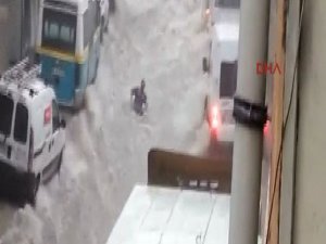 AŞIRI SAĞNAK İZMİR'DE CAN ALDI