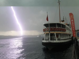 DENİZİN ORTASINA YILDIRIM DÜŞTÜ!