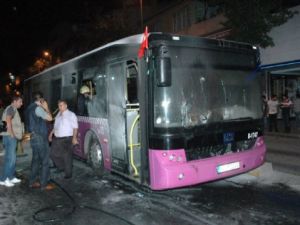 İstanbul'da İETT otobüsünü yakmaya çalıştılar !
