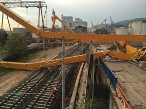 HIZLI TREN YOLUNA VİNÇ DEVRİLDİ