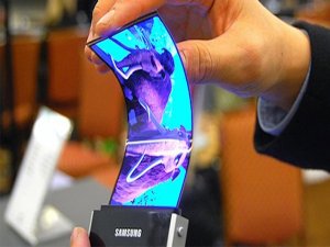 SAMSUNG'DAN 3 EKRANLI TEKNOLOJİ HARİKASI TELEFON