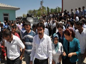 AKP'Lİ KADIN MİLLETVEKİLİNE SANDIKTA TAŞLI SALDIRI!