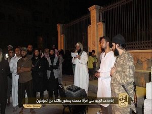 IŞİD’DEN VAHŞET ÜSTÜNE VAHŞET: TAŞLAYARAK ÖLDÜRDÜLER