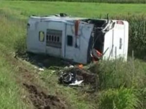 TÜRK PLAKALI OTOBÜS DEVRİLDİ