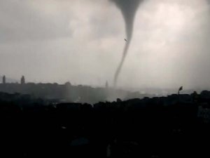 İSTANBUL'DA FIRTINA PANİĞİ