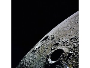 AY YÜZEYİNDE ŞAŞIRTAN İNSAN SİLÜETİ